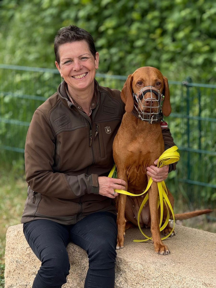 Doreen Donhauser mit Hund im Training bei Aggressionsverhalten
